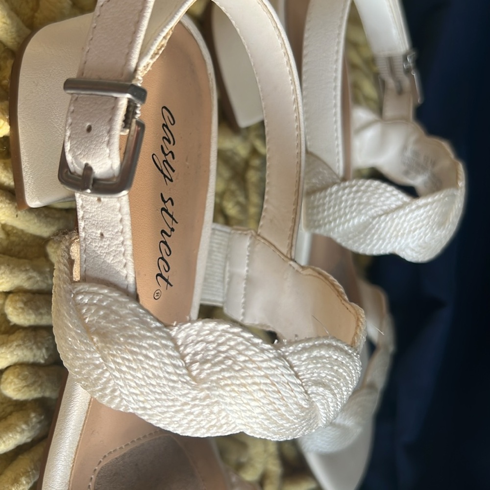 Cute white dress sandals - Picture 3 of 11